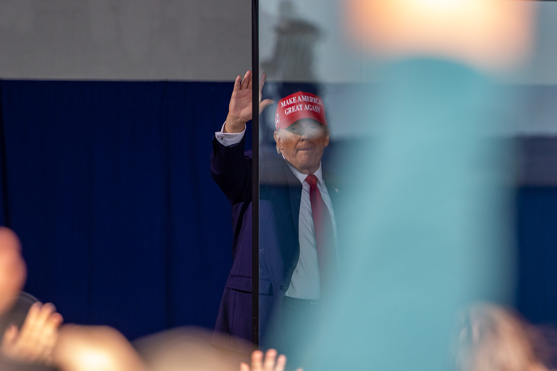 Trump waves goodbye to his ~17,000 supporters at his Juneau, WI rally.