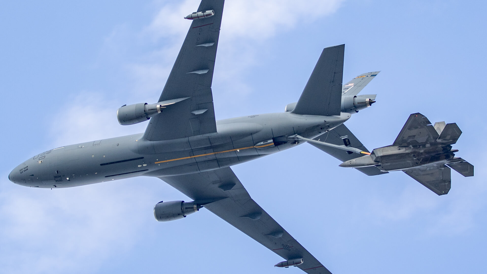 An F22 raptor demonstrates refueling over Oshkosh with a McDonnell Douglas KC-10 Extender.