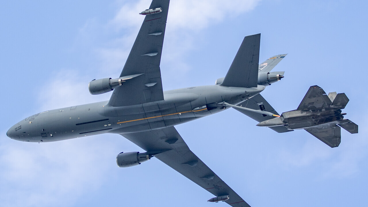 An F22 raptor demonstrates refueling over Oshkosh with a McDonnell Douglas KC-10 Extender.
