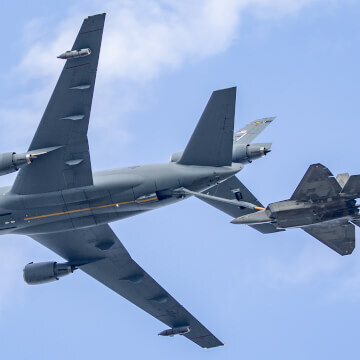 An F22 raptor demonstrates refueling over Oshkosh with a McDonnell Douglas KC-10 Extender.
