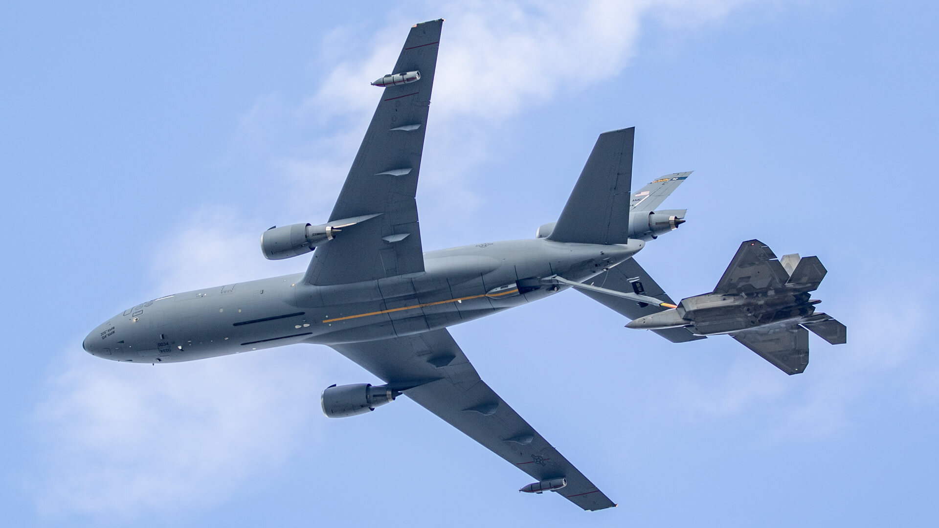 An F22 raptor demonstrates refueling over Oshkosh with a McDonnell Douglas KC-10 Extender.