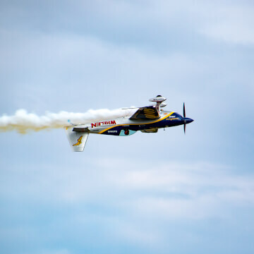 Mike Goulian put’s on a show with his Extra 330SC.