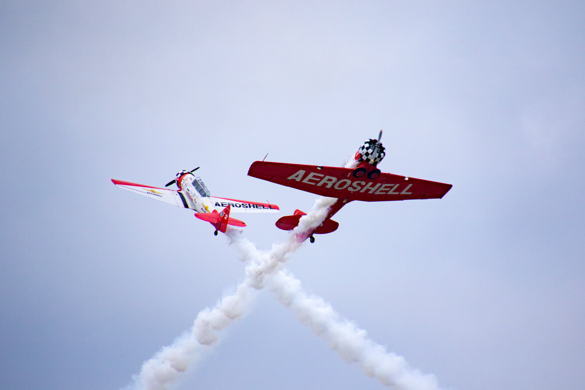 The Aeroshell aerobatics team shows their courage, with some shocking maneuvers piloting North American T-6 Texans (nicknamed 'The Pilot Maker').
